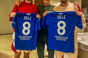 阿里探望前热刺队友凯恩和戴尔，并向两人赠送科莫球衣&amp;合影留念