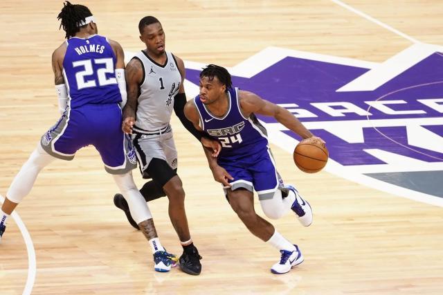 开云体育-马刺结束五连败坐稳第10 德罗赞：尽全力，别后悔！