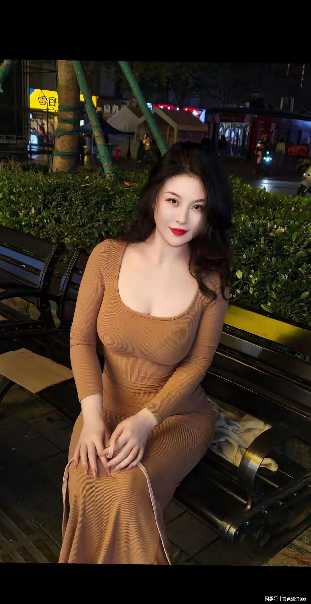KaiyunSports-开云体育-夜景中的美女，身材真好